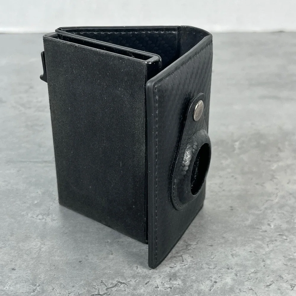 CHIGLN Mens Black Carbon Fiber RFID Blocking Wallet with AirTag‎ Holder